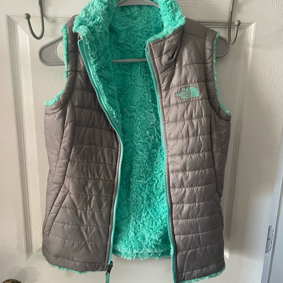 Girls’ North Face Reversible Vest - Picture 2 of 2